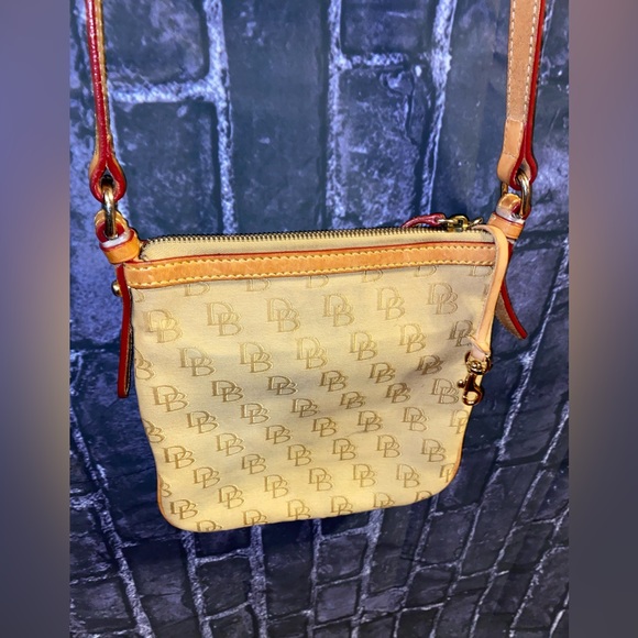 DOONEY & BURKE Signature Crossbody Fabricw/Leather Trim Adjustable Strap w/o tag - Picture 16 of 16